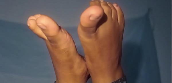  Ebony MILF teasing you with her amazing feet